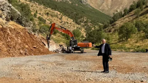 Uludere'de 20 Milyonluk Düğün Salonu Yapımı Hız Kazandı: Yıl Sonuna Kadam Bitirilecek Uludere'de 20 Milyonluk Düğün Salonu Yapımı Hız Kazandı: Yıl Sonuna Kadam Bitirilecek