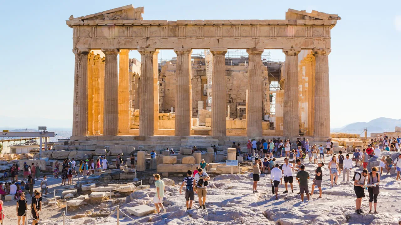Atina Akropolü'nde Turistlere Bıçaklı Saldırı: 2 lı Yaralı Atina Akropolü'nde Turistlere Bıçaklı Saldırı: 2 lı Yaralı