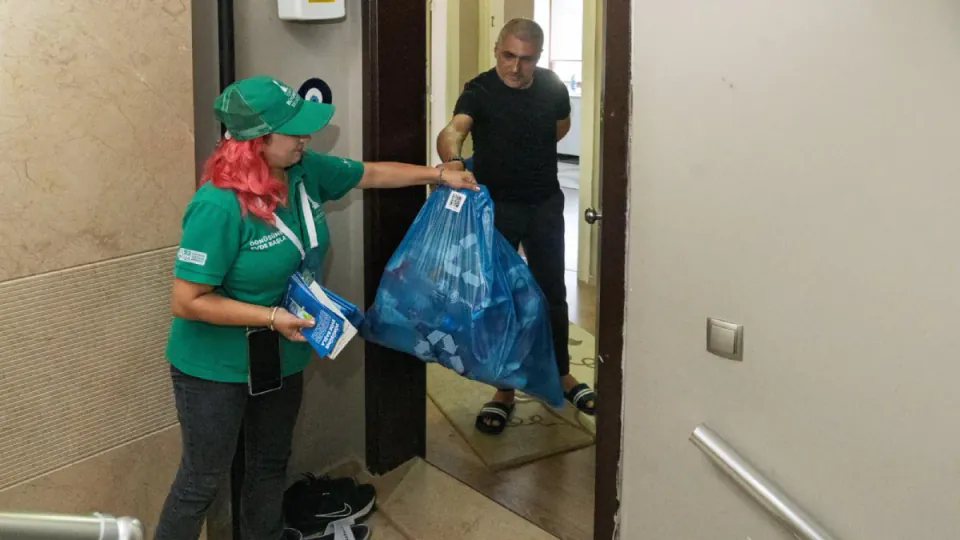 İzmir'de Geri Dönüşüm Devrimi: 'Dönüşüme Evde Başla' Yayılıyor görseli