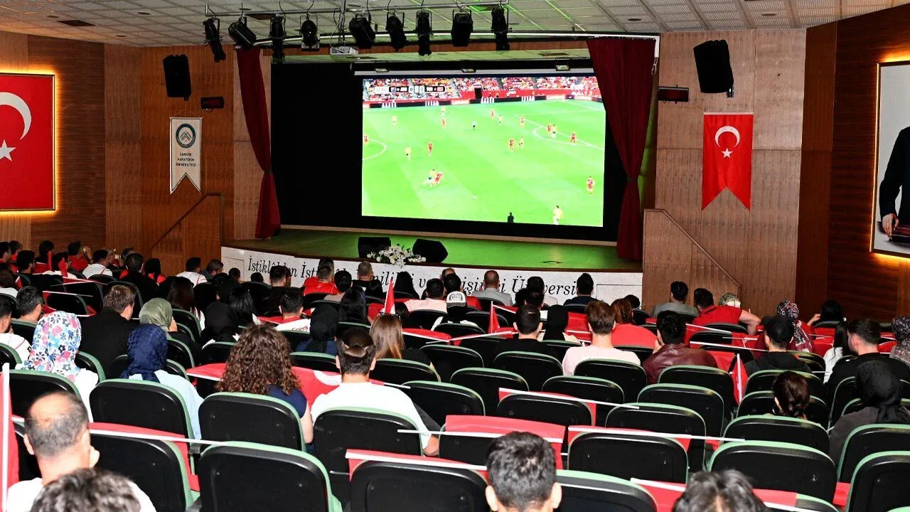 ÇAKÜ Kampüsünde Milli Gurur: Rektör ve Öğrenciler Tek Yürek Oldu ÇAKÜ Kampüsünde Milli Gurur: Rektör ve Öğrenciler Tek Yürek Oldu