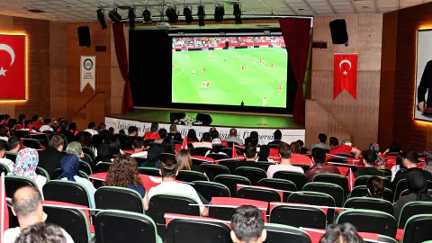 ÇAKÜ Kampüsünde Milli Gurur: Rektör ve Öğrenciler Tek Yürek Oldu