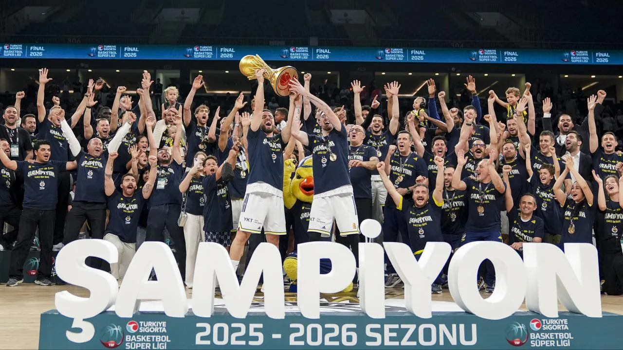 Fenerbahçe Beko Şampiyonluk Kupasını Kaldırdı: Final Serisi Sonuçlandı Fenerbahçe Beko Şampiyonluk Kupasını Kaldırdı: Final Serisi Sonuçlandı