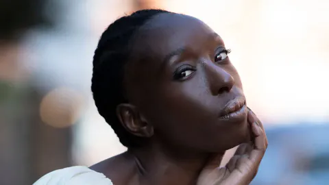Süpermodel Eunice Olumide Müzik Kariyerini 20 Yıl Boyunca Neden Gizledi?