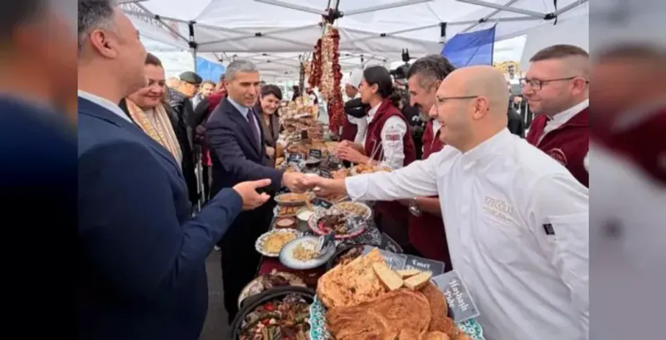 Afyon Gastronomi Festivali'nde Kütahya'nın çiniyle bezeli lezzet masası ilgi çekti görseli