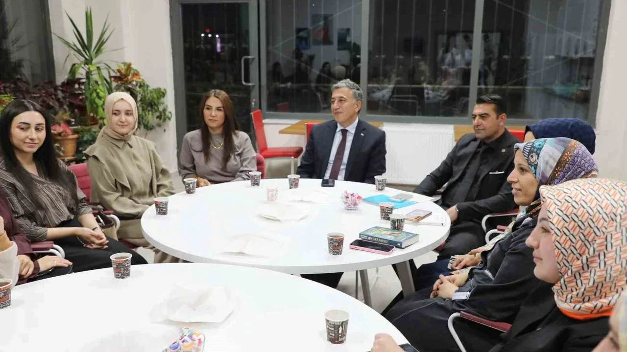 Ağrı'da öğretmenler 'Maarif'in Kalbinde Kitap Sohbetleri' programıyla buluştu