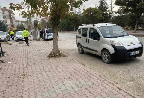 Amasya'da dehşet anları: Annesinin elinden kurtulup yola fırlayan çocuğa otomobil çarptı