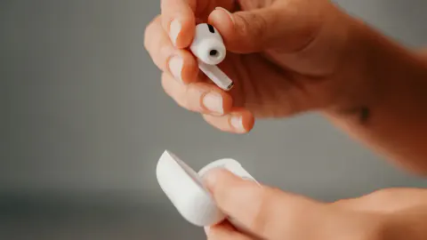 Apple'dan Devrimsel Hamle: Kameralı AirPods 2027'de Geliyor