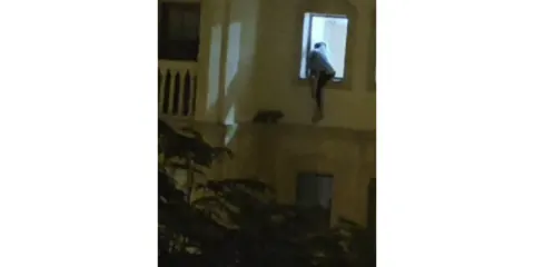 Mardin Nusaybin'de Mahsur Kalan Kedi Vatandaşlar Tarafından Kurtarıldı Mardin Nusaybin'de Mahsur Kalan Kedi Vatandaşlar Tarafından Kurtarıldı