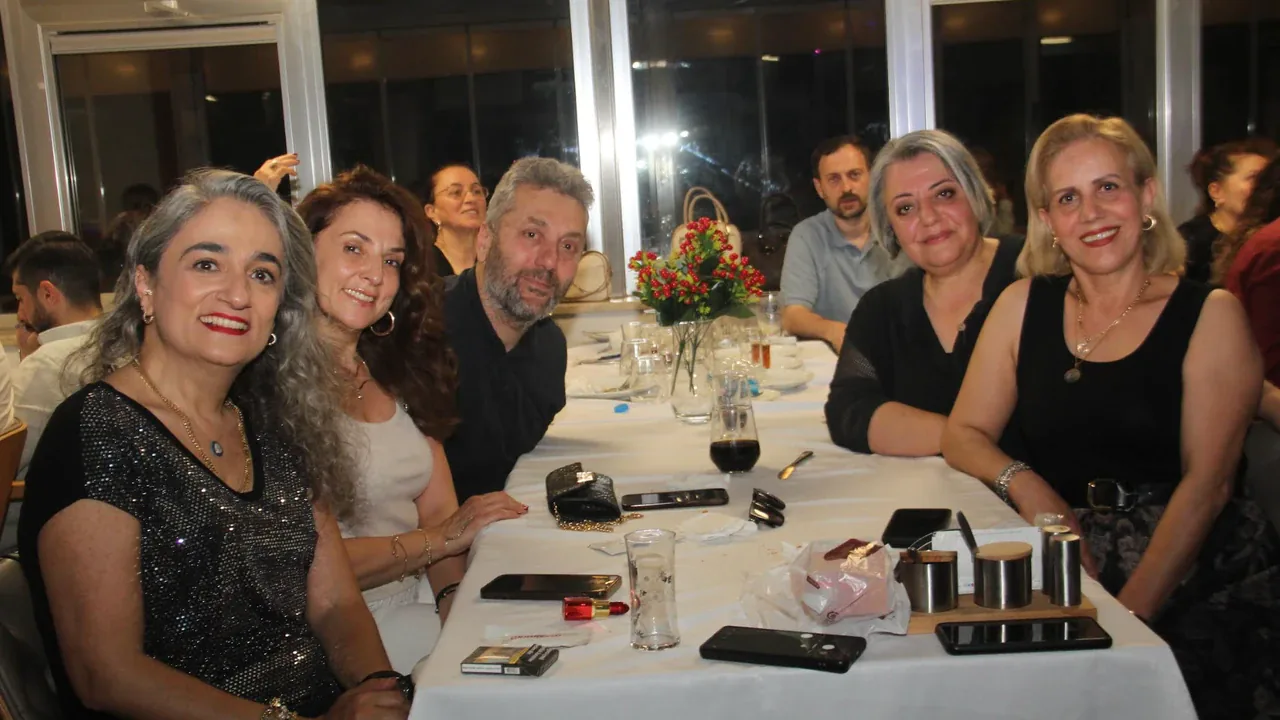 Trabzon'da Kültürel Köprü: Baba-Oğul Yılmaz'dan Sıra Gecesi Sürprizi Trabzon'da Kültürel Köprü: Baba-Oğul Yılmaz'dan Sıra Gecesi Sürprizi