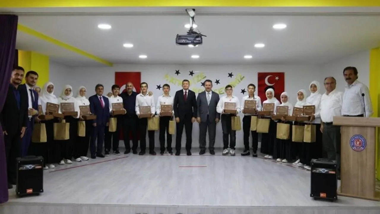 700. Yıl Ortaokulu'nda Hatim Merasimi: Öğrencilerin Başarısı Ödüllendirildi 700. Yıl Ortaokulu'nda Hatim Merasimi: Öğrencilerin Başarısı Ödüllendirildi