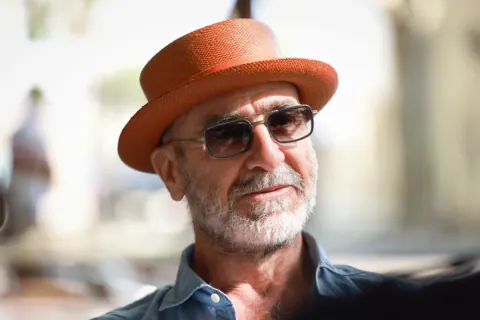 Eski OM Yıldızı Éric Cantona'dan Mersin'deki Saha İçin Sert Uyarı