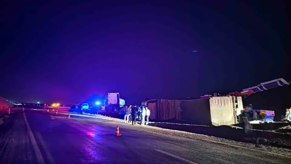 Siirt Kurtalan'da Tır Devrildi: 3 Yaralı görseli