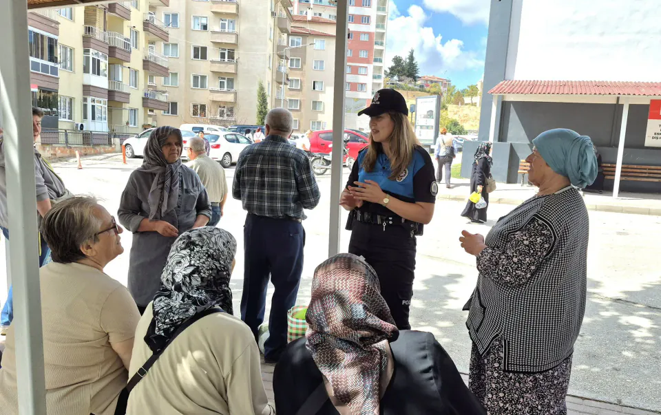 Bilecik'te kapalı pazarda dolandırıcılık ve hırsızlık uyarısı: Polis vatandaş baş başa görseli