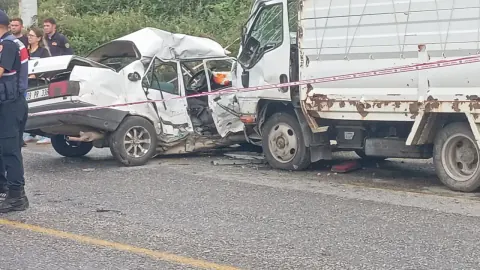 Bozdoğan'da trafik kazası: 76 yaşlı baba öldü, oğlu ve kamyonet sürücüsü yaralandı