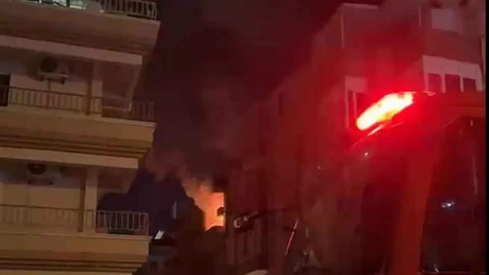 Didim'de Gece Yarısı Korkutan Yangın: Apartman Dairesi Alevlere Teslim Oldu görseli