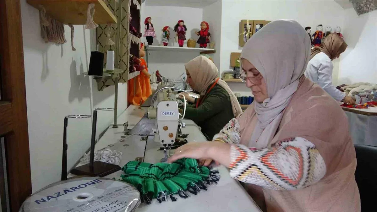 Trabzon'da Atıl Kumaşlar 'Karadeniz Kızı'na Dönüşüyor: Geleneksel Bez Bebek Hamlesi Trabzon'da Atıl Kumaşlar 'Karadeniz Kızı'na Dönüşüyor: Geleneksel Bez Bebek Hamlesi