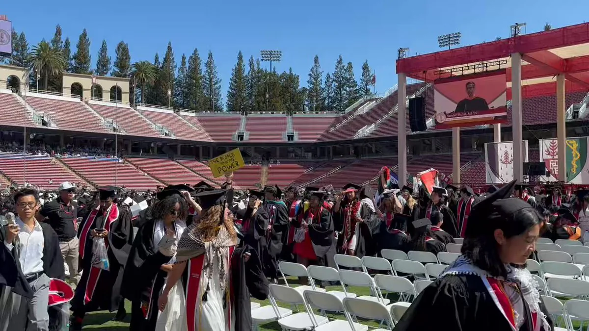 Stanford Mezuniyetinde Sundar Pichai Protestosu: Yüzlerce Öğrenci Alanı Terk Etti Stanford Mezuniyetinde Sundar Pichai Protestosu: Yüzlerce Öğrenci Alanı Terk Etti