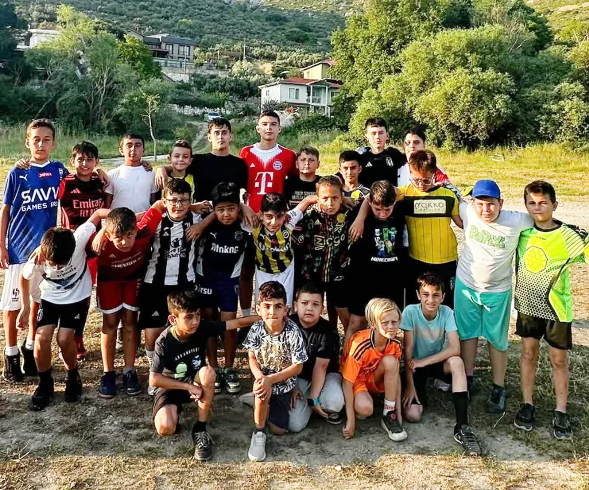 Marmara Adaları'nda Gençler İçin Yeni Kural: Sentetik Çim Sahaya Giriş Yasaklandı Marmara Adaları'nda Gençler İçin Yeni Kural: Sentetik Çim Sahaya Giriş Yasaklandı