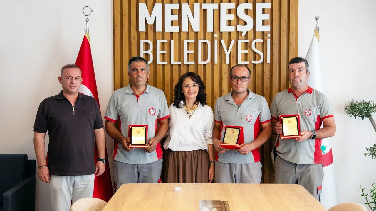 Menteşe Belediye Başkanı Köksal Aras'tan Dürüst İşçilere Özendirme Primi Menteşe Belediye Başkanı Köksal Aras'tan Dürüst İşçilere Özendirme Primi