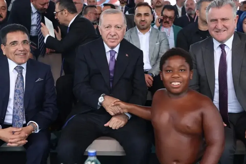 Cumhurbaşkanı Erdoğan'ın yanına giden 11 yaşındaki Tanzanyalı pehlivan elini öptü görseli