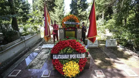 Galatasaray'da Ali Sami Yen için anlamlı anma: Dursun Özbek kabir başında