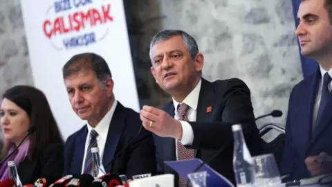 Cemil Tugay'dan Yeni Parti Sinyali: İzmir'de Siyasi Hareketlilik