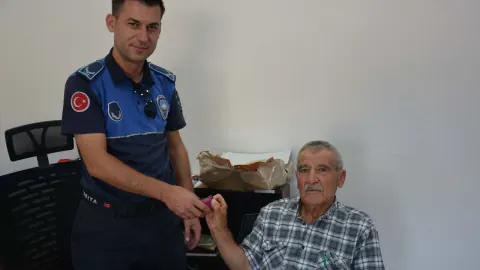 Kıbrıs Gazisi Ahmet Ünalan'ın dürüstlüğü örneği: Bulduğu 8 Ata altını ve küpeyi zabıtaya teslim etti