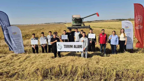 Keşan'da öğrenciler çeltik hasadında yer aldı: Tarladan sofraya süreci yaşadılar