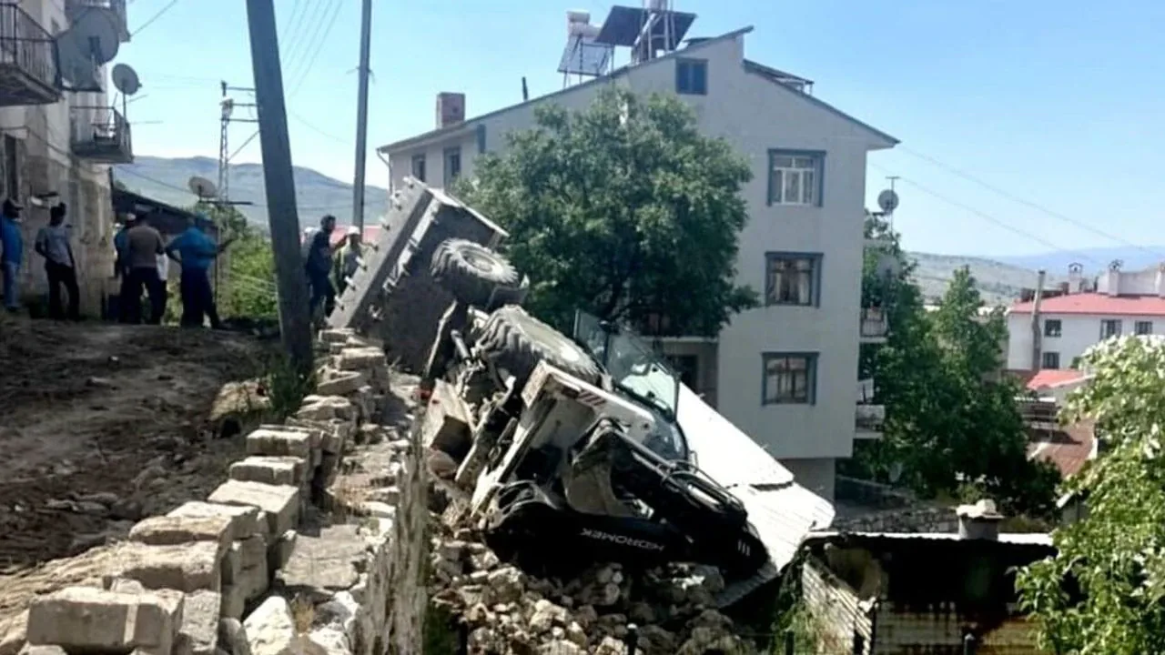 Çemişgezek'te Korkutan Kaza: Doğalgaz Çalışmasında İş Makinesi Devrildi Çemişgezek'te Korkutan Kaza: Doğalgaz Çalışmasında İş Makinesi Devrildi