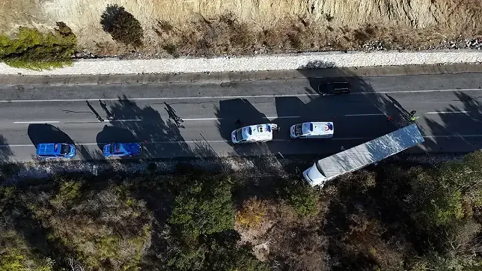Edirne'de kamyonet TIR'a çarptı: 4 yaralı, trafik yoğunluğu yaşandı görseli