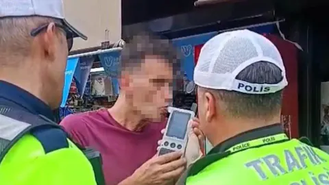 Saraçlar Caddesi'nde tabela çarpması: Sürücü alkolmetreye nefes çekerek direndi