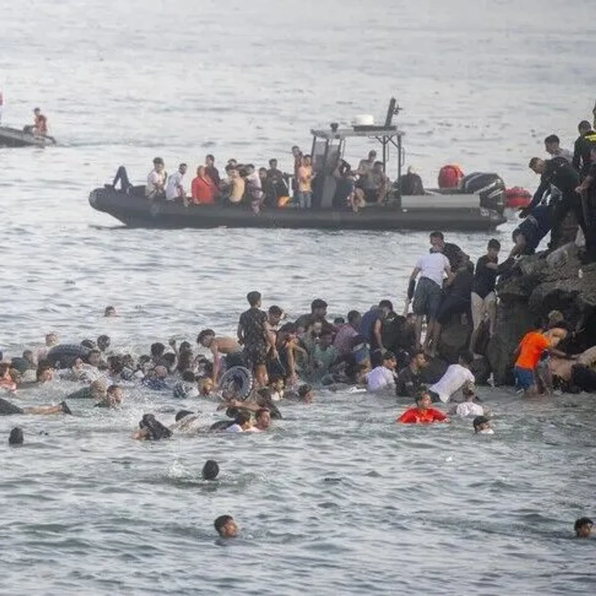 İspanya, Rusya ve İsrail'i 'hibrit savaş' aracı olarak göçmen akınıyla suçladı İspanya, Rusya ve İsrail'i 'hibrit savaş' aracı olarak göçmen akınıyla suçladı