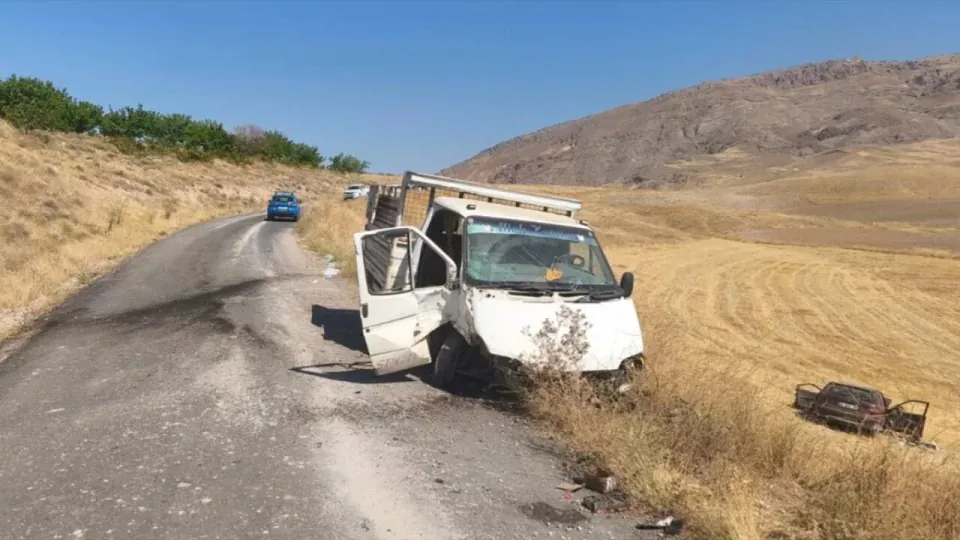 Elazığ Baskil'de Kamyonet-otomobil Çarpışması: 2 Ölü, 4 Yaralı görseli