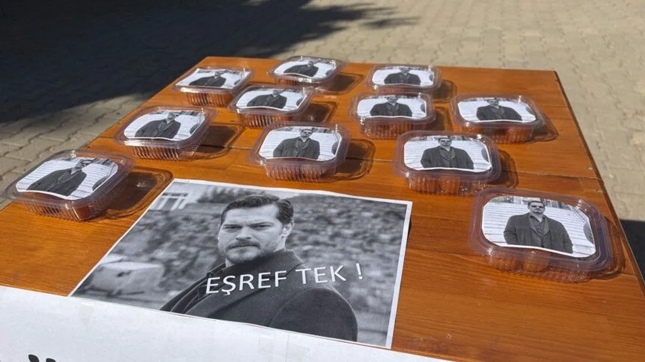 Kahramanmaraş'ta Eşref Tek için lokma hayrı: Dizi karakterine duygusal veda Kahramanmaraş'ta Eşref Tek için lokma hayrı: Dizi karakterine duygusal veda