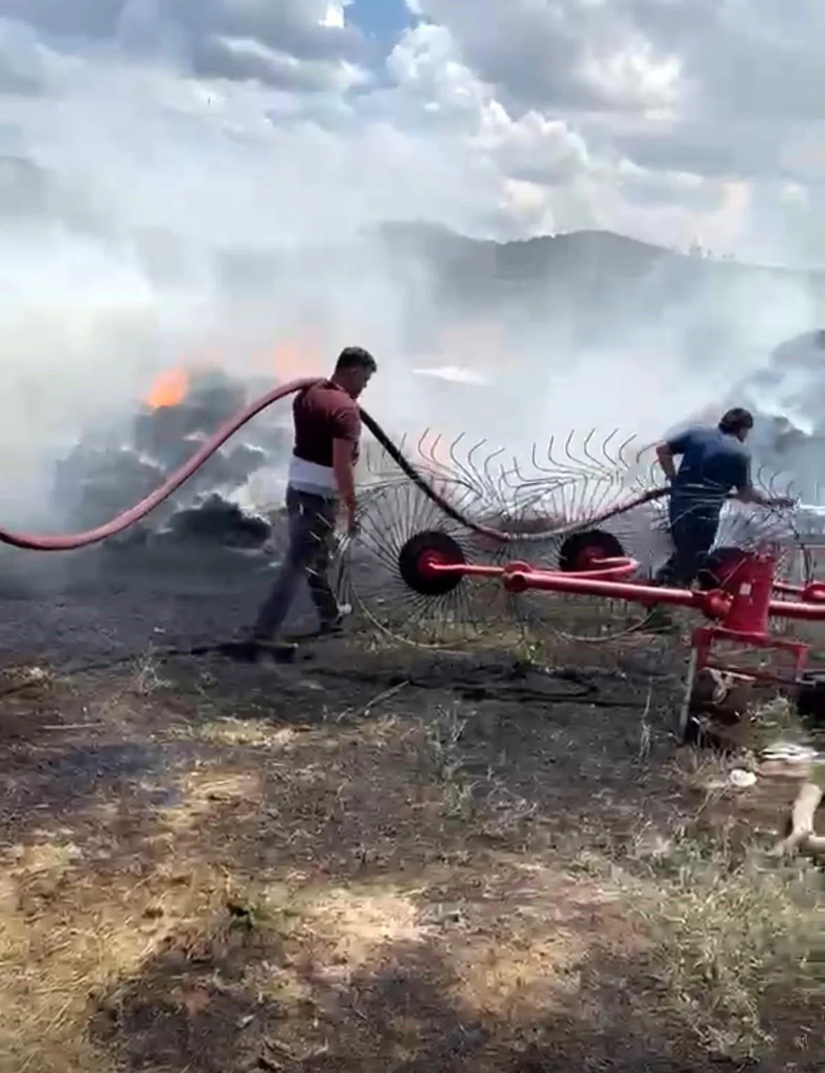 Burdur'da Ahır Yangını Konuta Sıçramadan Kontrol Altına Alındı Burdur'da Ahır Yangını Konuta Sıçramadan Kontrol Altına Alındı