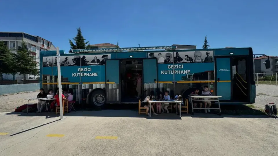 Kırklareli'de Kitaplar Okul Bahçesine Geldi: Gezici Kütüphane Heyecanı görseli