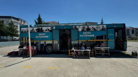 Kırklareli'de Kitaplar Okul Bahçesine Geldi: Gezici Kütüphane Heyecanı
