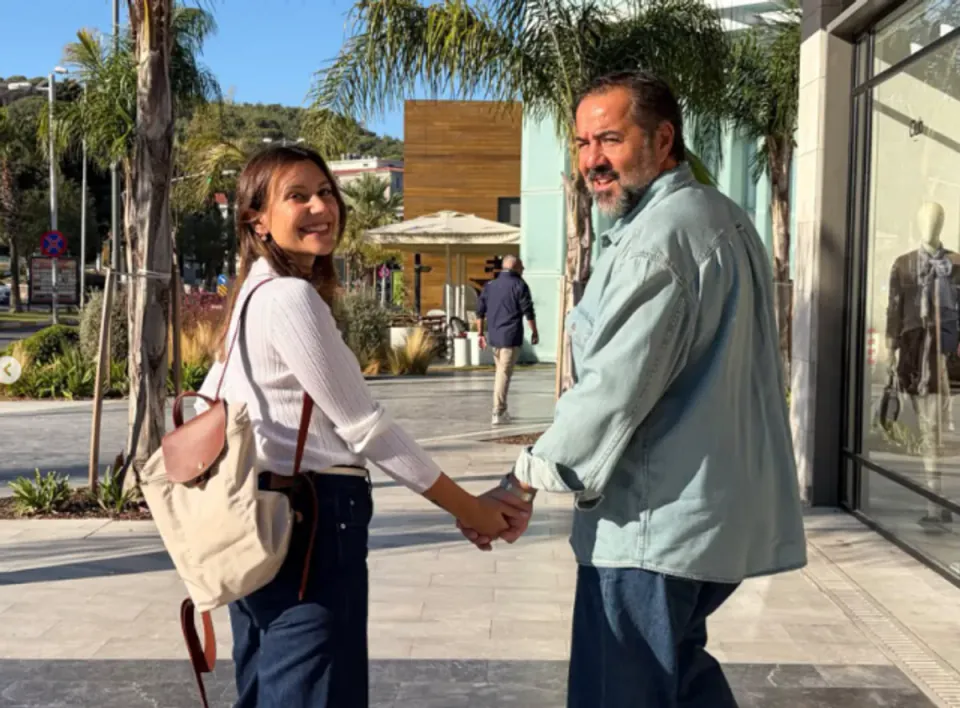 Ata Demirer, sevgilisi Dilara Alemdar'la Ayvalık'tan kareler paylaştı görseli