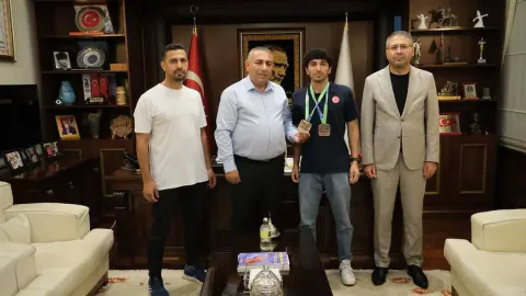 Milli Karateci Diyar Hasanoğlu'na Adana'da Anlamlı Karşılama
