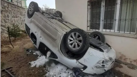 Erzurum Uzundere'de Freni Patlayan Araç Bahçeye Uçtu: 1 Yaralı