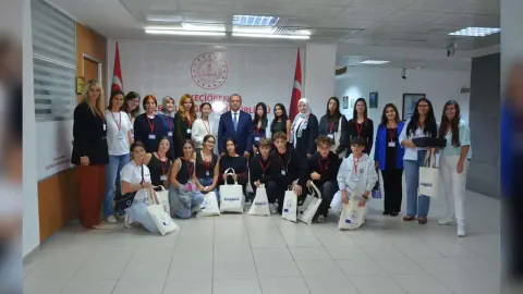 Keçiören'de Erasmus+ DIGI-LEAD: Avrupalı Öğrenci ve Öğretmenler Müdür Şahin'i Ziyaret Etti