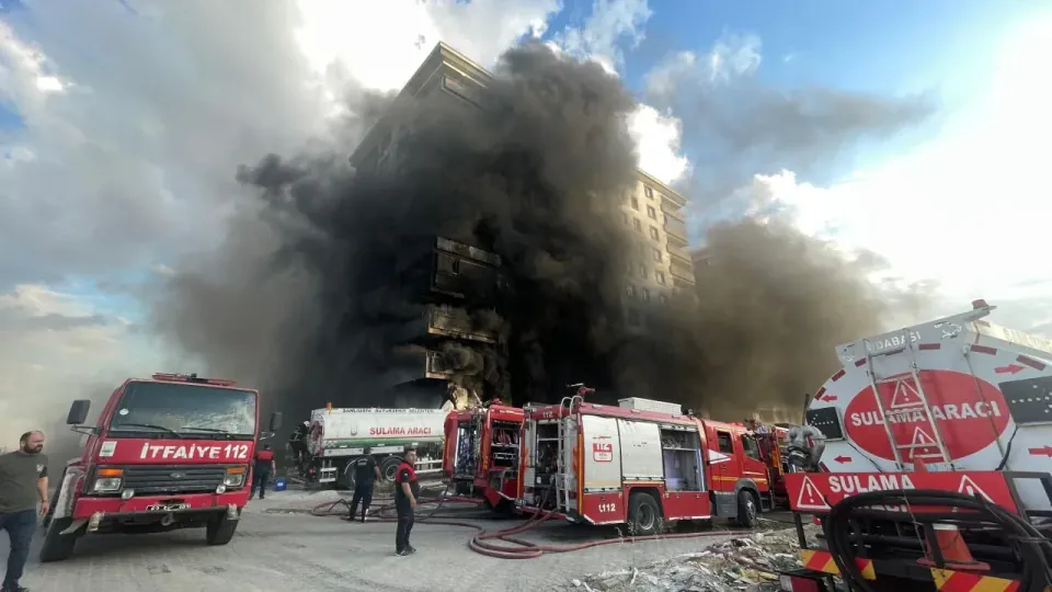 Şanlıurfa'da Korkutan Yangın: 10 Katlı Binada Tahliye Telaşı görseli