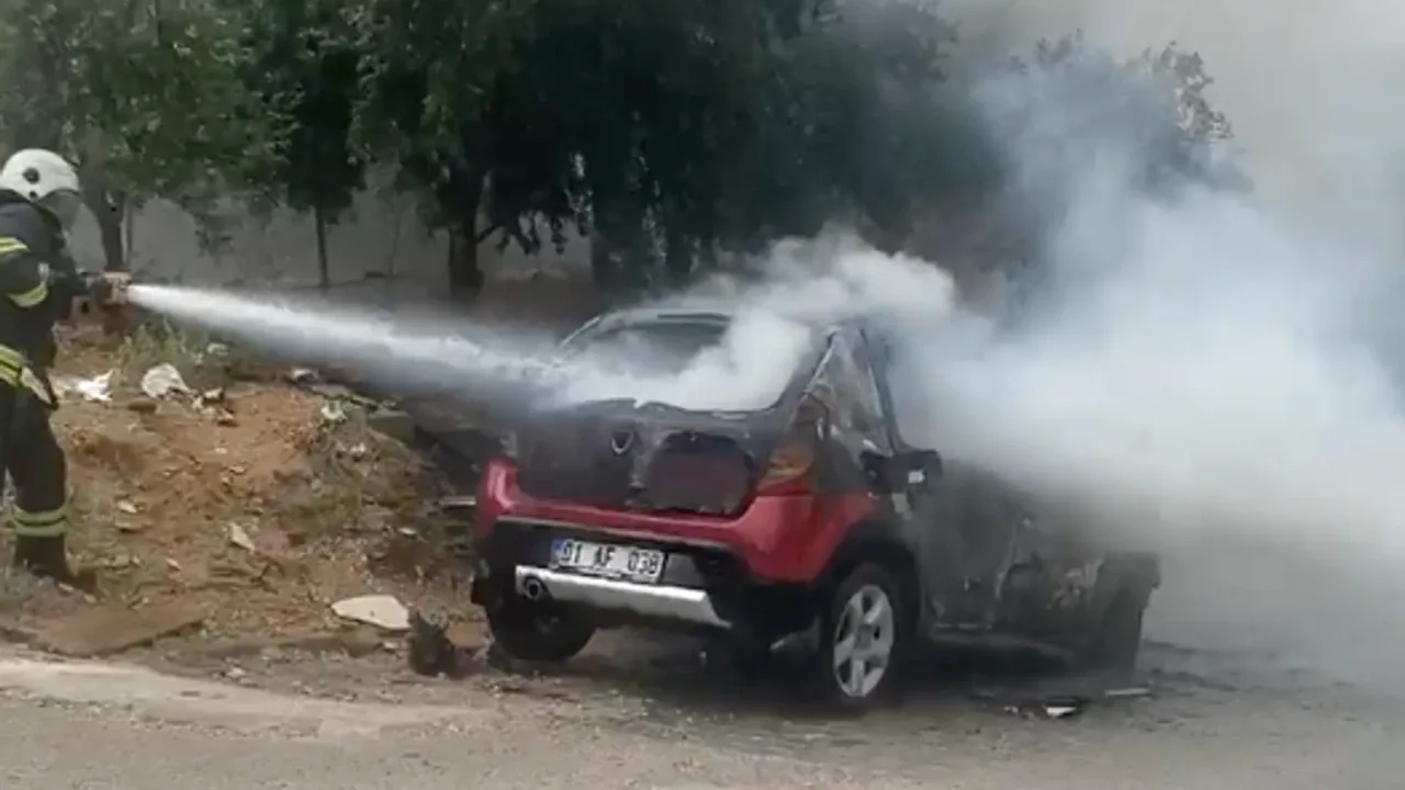 Adana'da Korkutan Araç Yangını: İtfaiye Ekipleri Facianın Önüne Geçti Adana'da Korkutan Araç Yangını: İtfaiye Ekipleri Facianın Önüne Geçti