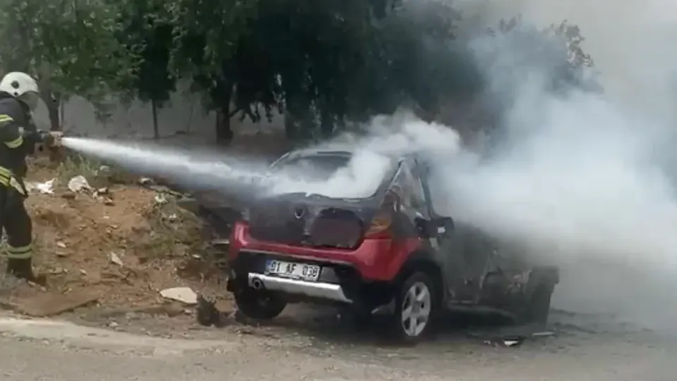 Adana'da Korkutan Araç Yangını: İtfaiye Ekipleri Facianın Önüne Geçti görseli
