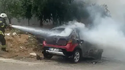 Adana'da Korkutan Araç Yangını: İtfaiye Ekipleri Facianın Önüne Geçti