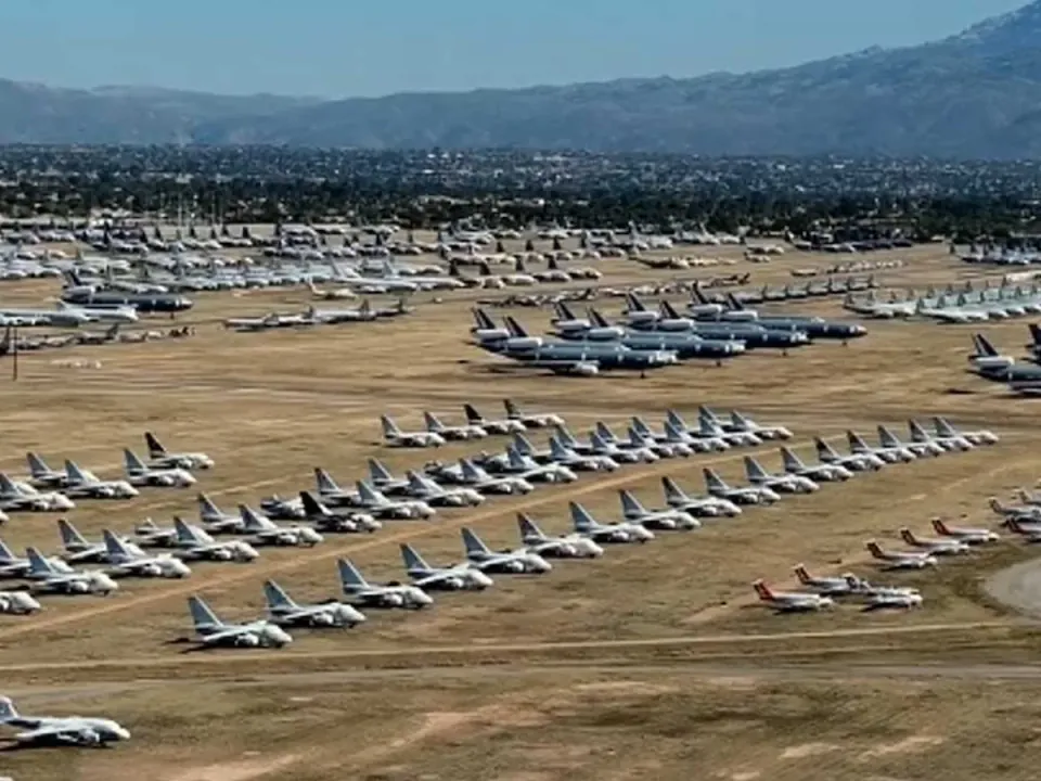 Arizona Çölü'ndeki 'Uçak Mezarlığı': Binlerce Askeri Jet Neden Burada Bekliyor? görseli