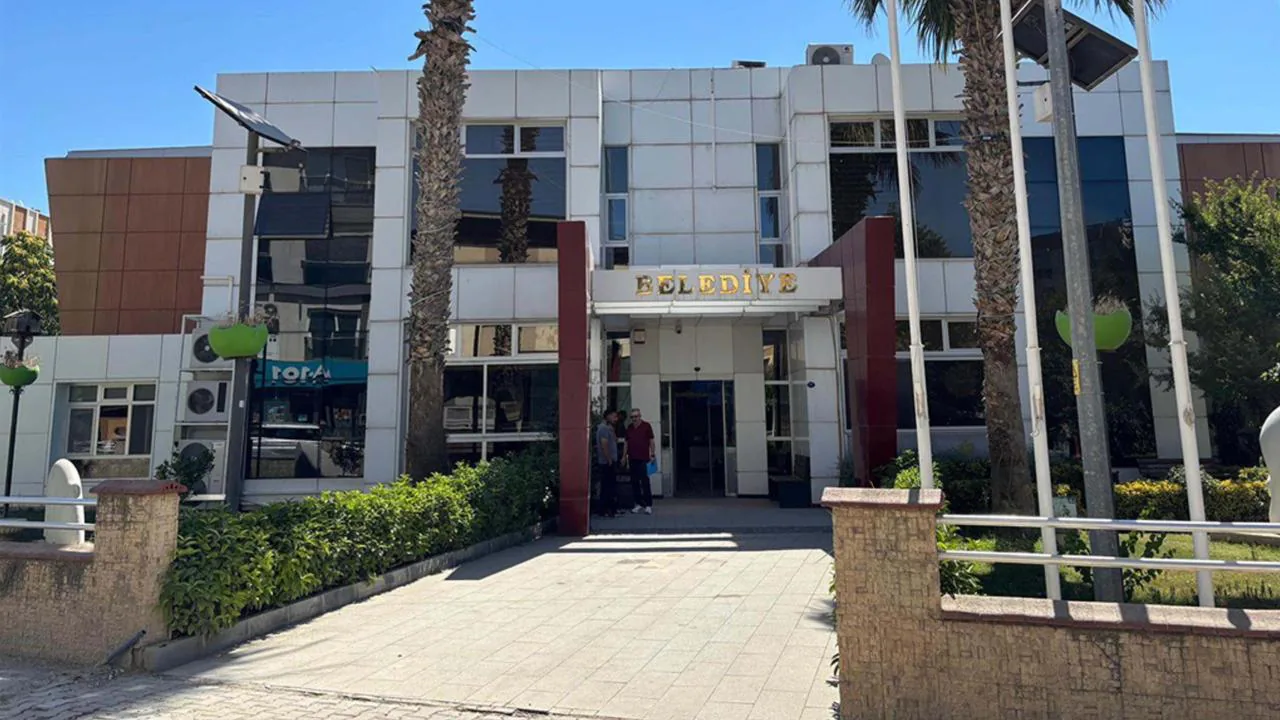 Seferihisar Belediyesi'ne rüşvet operasyonu: 43 kişi gözaltında, başkan oğlu uyuşturucu iddiasıyla gündemde Seferihisar Belediyesi'ne rüşvet operasyonu: 43 kişi gözaltında, başkan oğlu uyuşturucu iddiasıyla gündemde