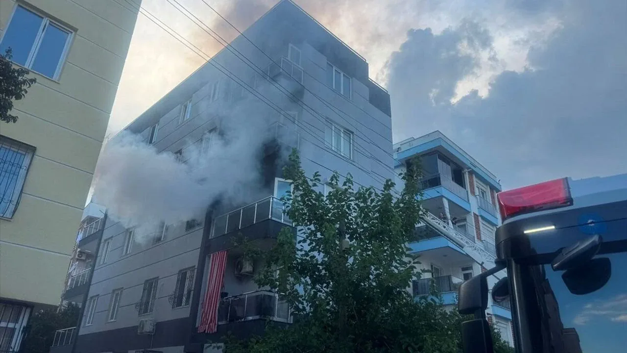 Antalya Muratpaşa'da Korkutan Apartman Yangını: İki Kişi Tahliye Edildi Antalya Muratpaşa'da Korkutan Apartman Yangını: İki Kişi Tahliye Edildi
