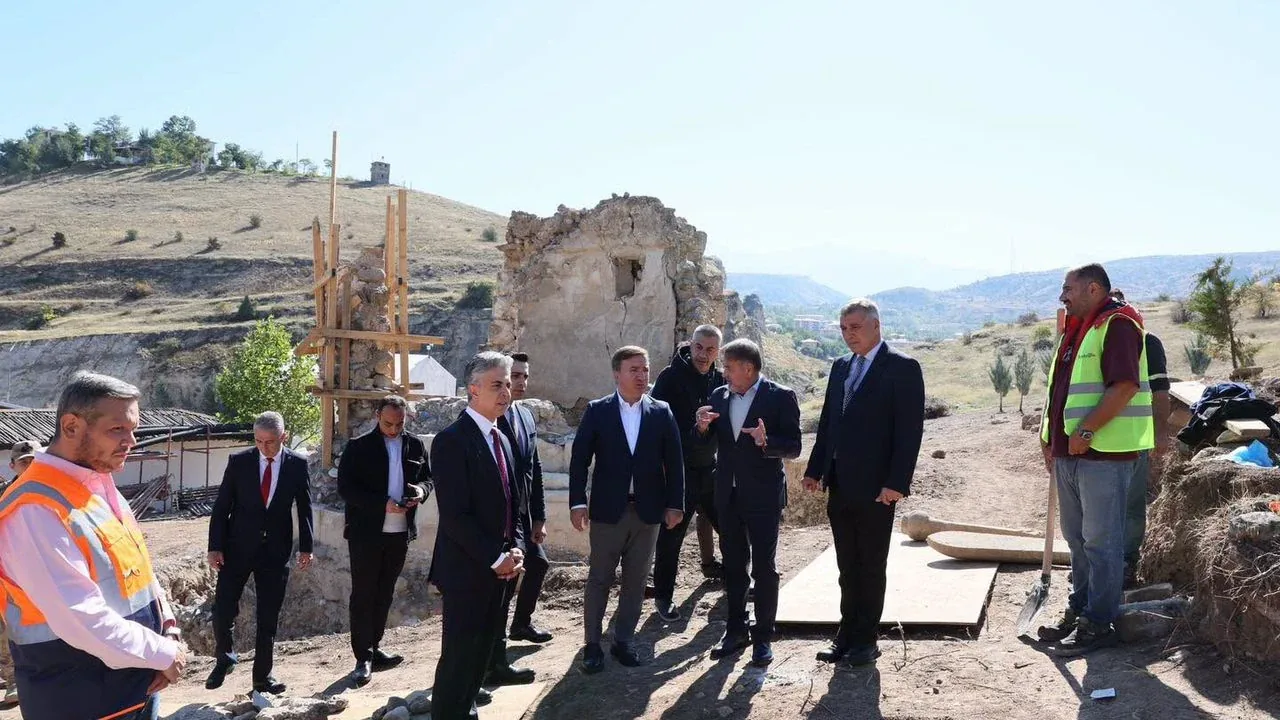 Erzincan Valisi Aydoğdu, UNESCO Listesindeki Sultan Melik Türbesi Restorasyonunu İnceldi Erzincan Valisi Aydoğdu, UNESCO Listesindeki Sultan Melik Türbesi Restorasyonunu İnceldi