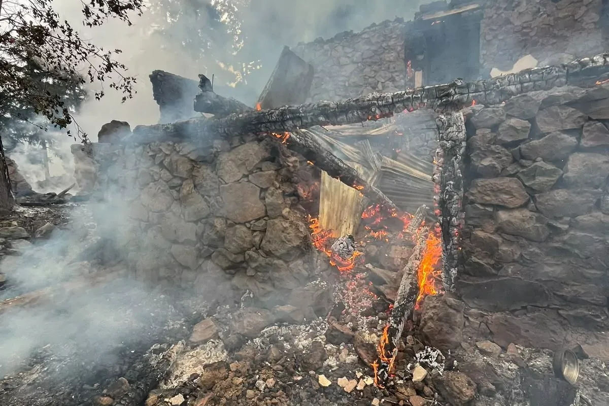 Artvin Yusufeli’nde yıldırım vurdu: 3 katlı ev yandı, can kaybı yok Artvin Yusufeli’nde yıldırım vurdu: 3 katlı ev yandı, can kaybı yok